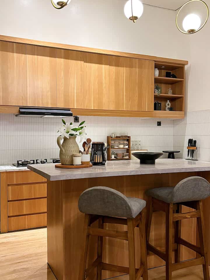 Dapur impian dengan island table ditengah nya untuk spot interaksi, nuansa kayu masih dominan di dapur ini, pemilihan bacsplash ala mozaik dan top table motif marmer untuk kesan modern dan classy, serta hpl warna kayu untuk kesan hangat

Penempatan kursi bar untuk tamu atau anggota keluarga duduk santai sambil menemani saat menyajikan makanan 

Inspirasi dapur banyak di dapat dari dapur2 Villa di Bali dan Dapur pinterest

Jika teman2 ingin mewujudkan dapur impian, mulai dr mencari inspirasi tema dapur apa yang sesuai dengan layout rumah teman2, dan yang kedua tentukan budget agar tidak overbudget pada saat proses pembangunan nya❤️

#inspirasidapur #Mydreamkitchen #dapurminimalis #IdeDekorDapur #DapurEstetik