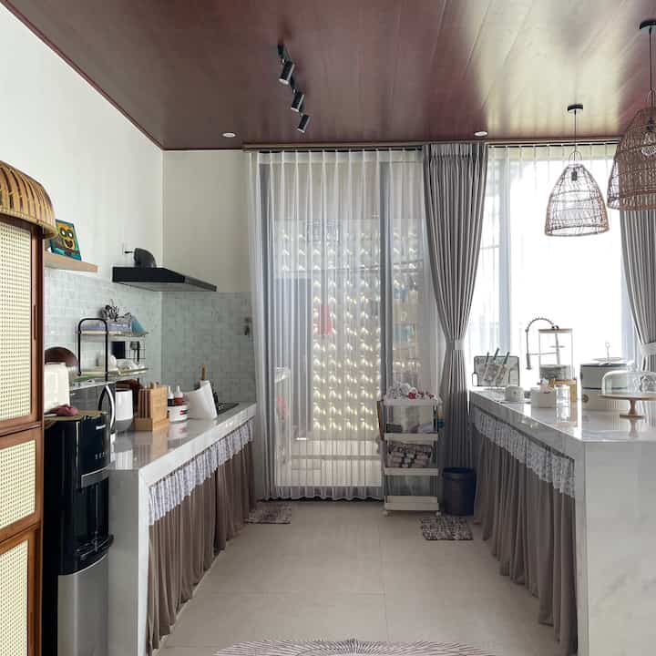 Dapur bersih open space


Mari kita bahas dapur di rumah @king_house5600 yuk.. Rumah developer ini sudah saya tambahkan dapur dengan konsep terbuka karena saya mau semuanya biar terlihat luas, awal saya minta tolong arsitek untuk designkan rumah ini tapi semua ide dari saya.. Untuk ukuran meja island dan meja kompor 280cm bersih dan saya menggunakan Quadra ukuran 280x120 
Tinggi meja kompor 70cm dan tinggi meja island 85cm 
Dekorasi yang ada didapurpun tidak jauh dari 
warna putih dan wood 


Semoga menginspirasi ya ☺️🤗🥰 
#MyDreamKitchen #IdeDekorDapur #DapurEstetik #rumahdeveloper #Batam #homedorinspo #dapurbersih #dapursederhana #IdeDecorDapur 