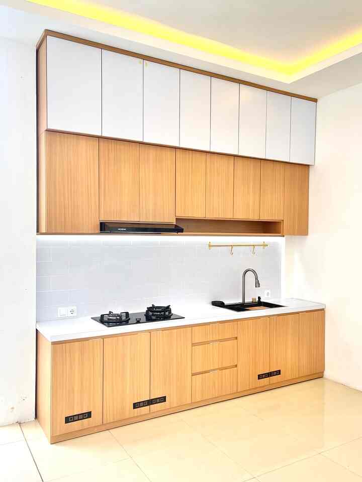 Kitchen set impian, dari lama udah suka banget sama kombinasi warna coklat kayu dan putih sehingga di buatlah kitchen set segaris dengan warna tersebut menggunakan hpl, untuk pemilihan dekorasi dan peintilan2 dapur pun sebisa mungkin yang ada warna putih dan kayu contoh seperti tempat bumbu, set pisau dll agar senada dan cantik
#mydreamkitchen #idedekordapur #dapurestetik #dapurjapandi