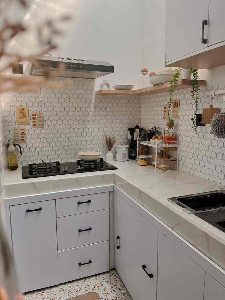 — My Dream Kitchen✨

Rumahku ini pernah punya dapur dengan colour pallete hitam dan putih, tapi sekarang aku mencoba berubah colour pallete menjadi putih dan kayu..

Ukuran dapur nya mini bangeet, dengan panjang 3m dan lebar 1,5m..
berdampingan dengan area mini laundry room, satu kegiatan yang bisa menghabiskan waktu berjam-jam..

untuk itu barang dekoratif bagi aku penting karena bikin nyaman lama-lama disini, pasti nya dapat dari inspiratif teman2 ohouse dan dari berbagai sumber lainnya.

oia untuk merubah tema dengan perubahan colour pallete ini aku mencoba untuk minim budget saat renovasi, dengan memakai bahan material yg tahan lama dan kuat pastinya untuk kedepannya..

aesthetic aja harus di perhatikan looh, setuju ga? semoga menginspirasi yaa🫶🏻✨

#MyDreamKitchen
#IdeDekorDapur
#DapurEstetik
#DekorasiDapur
#Dapurminimalist
#DapurJapandi
#dapur 