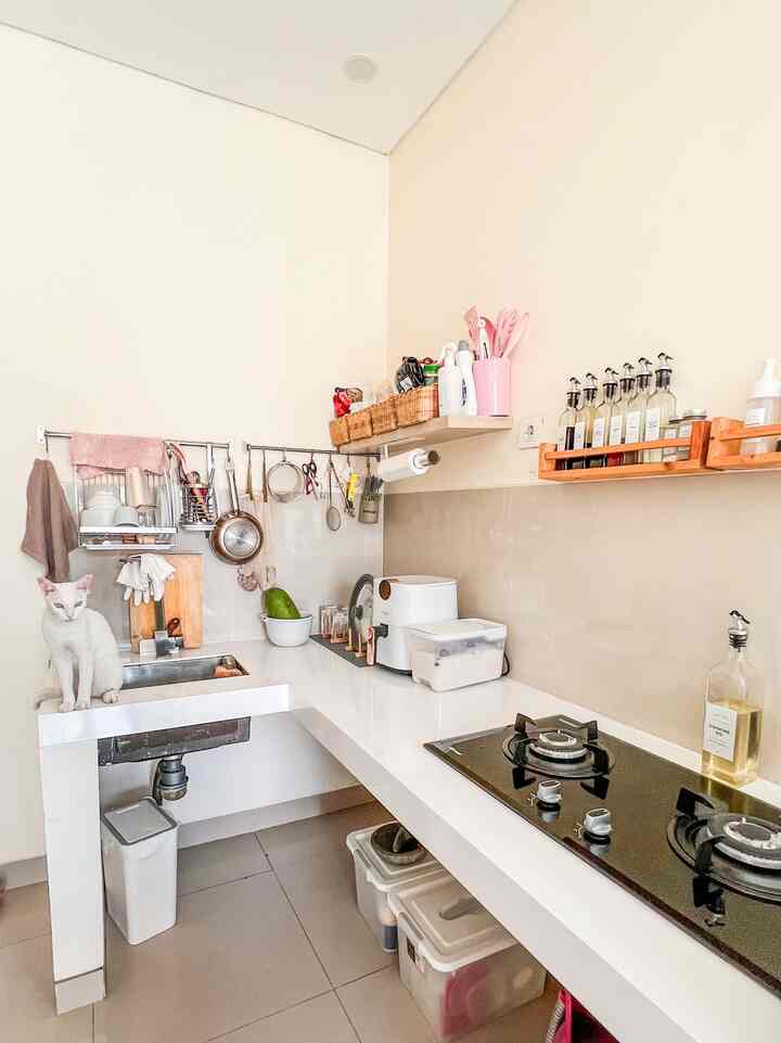 Dream kitchen di bearylion masih dalam proses. Jadi kitchen di sini hanya sementara sebelom dibongkar, tidak pakai kitchen set. Tapi aku ingin material top table yang tidak ber nat dan gampang dibersihkan, seamless. Pilihan termurah jatuh kepada solid surface.

Untuk dapur minimalis tanpa kitchen set, salah satu cara ngakalinnya adalah dengan banyak storage dan gantungan, dan tentunya dengan memiliki barang seperlunya saja.

#MyDreamKitchen #IdeDekorDapur #DapurEstetik #dapurminimalis #rumahdeveloper #dapurtanpakitchenset #solidsurface