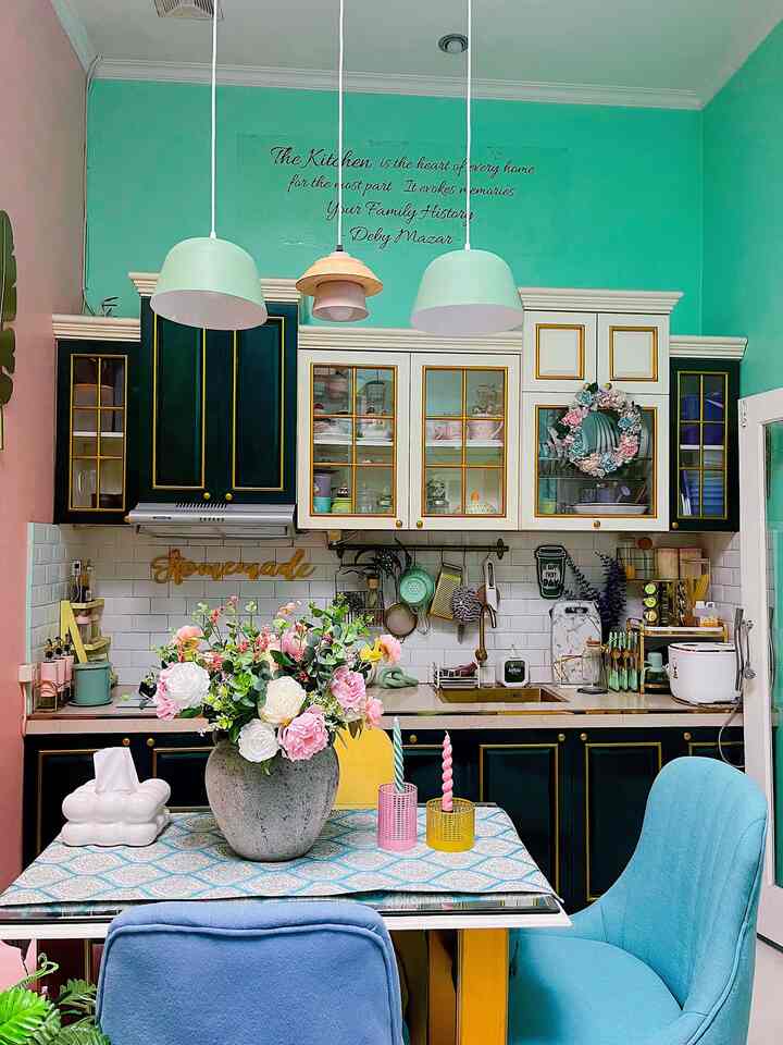 Dream Kitchen

Dapurku yg berukuran 3x5 meter ini tidaklah besar. Dengan memanfaatkan lahan terbatas saya memilih membuat kitchen set yg segaris dengan memilih tema american classic dengan finishing duco karena saya sangat menyukai beberapa model yg vintage..dengan perpaduan warna hajau botol dan putih membuat ruangan menjadi lebih berwarna..dan 4 thn lalu kitchenset ini adalah furniture pertama yg saya miliki pertama kali menempati rumah. Saya mencari banyak inspirasi sebelum akhirnya memilih tema dapur american classic ini. Dan untuk mensiasati ruangan yg tidak besar saya memasang cermin bavel didapur agar telihat lebih cantik dan luas. Untuk beberapa perabot dapur memang cenderung warna pastel yg saya mix and match kan.

#MydreamKitchen
#idedekordapur
#depurestetik