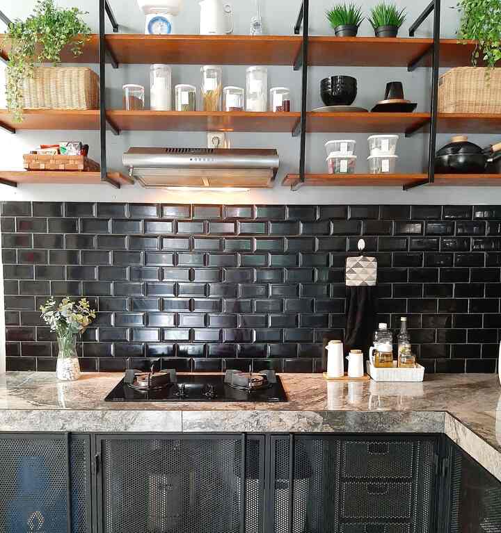 Apakah ini udah jadi Dream Kitchen?

Meski dapurnya tidak seperti dapur umumnya, yg rata2 terbuat dari kayu dengan banyak laci & tertutup, tapi sampai di umurnya yg ke 3thn so far masih ga ngerasa nyesel sik pilih dapur terbuka seperti ini

Berawal karna kitchen set lama materialnya dari kayu & lama2 rapuh terutama dibagian sink akhirnya pas renov langsung request untuk meja dapur dibuat dari coran beton aj biar awet kuat meski kena air sedang untuk kitchen setnya emang udh niat ga mau pakai kayu lgi sempet nanya ke vendor stainless ternyata lumayan juga sedangkan saat itu budget udh pas2an akhirnya iseng coba nanya ke tukang besi yg biasa ngerjain bikin pagar / railing tangga, tnyata bisa & harga terjangkau, pas udh dipasang puas sik akuu

Untuk pemilihan warna, yaa karna terbuat dari besi aga susah ya klo mau pilih warna misal coklat kayu akhirnya pilih warna aman ya hitam jadii dekorasi lain ya nuansanya ga jauh dari warna2 tema indsutrial juga hitam abu dgn sedikit sentuhan kayu


#MyDreamKitchen #IdeDekorDapur #DapurEstetik #renaiput #Kitchenset 