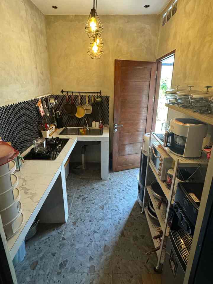 Dr gudang bisa buat dream kitchen? soalnya gak pernah nyangka bisa punya dapur kotor 🥹 alhamdulillah ❤️❤️
Iseng ngasih ide buat dapur ini pas dibelakang kantor paksuami, luasnya gak seberapa dan alhamdulillah muat dengan printilan dapurku...

Meskipun jauh dr kata aesthetic asal bersih dan rapi serta tertata dengan baik alhamdulillah bikin semangat masak-masak di dapur 🥰

#myDreamKitchen
#ideDekorDapur
#dapurEstetik
#dapurindustrial
#dapursederhana
#dapurrumahyuqibam