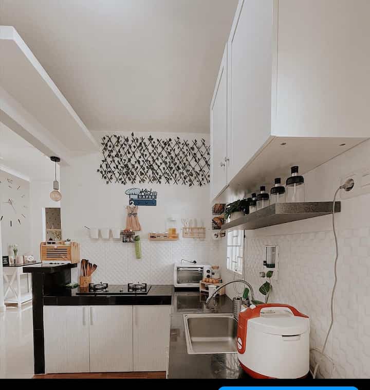 penataan dapur yang simpel namun astetik
pemilihan printilan yang pas membuat kesan dapur yang kecil jadi kelihatan lebih luas

#mydreamkitchen #idedekordapur #dapurestetik
#dapursatukamar #dapurantik #dapurminimalis
