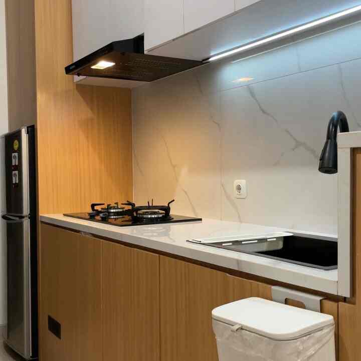 Tips Area Dapur Terlihat Bersih Minimalis

1. Buat banyak storage untuk barang sesuai kebutuhan. Dan pilih warna yang senada.

2. Gunakan cooker hood / slim hood agar asap masakan tidak meninggalkan noda di tembok maupun kabinet

3. Buat storage tabung gas agar terlihat lebih rapih

4. Pilih kitchen sink dengan lubang yang sedikit dalam agar air tidak meluber kearah luar.

Material Dapur

material yang digunakan area kompor menggunakan keramik ukuran 60 x 60.

Material kabinet atas dan bawah menggunakan multiplek 15mm

Untuk menemukan isnpirasi dapur idamanku aku menggunakan social media salah satu yg aku rekomendasikan tentunya aplikasi Ohouse

Dan tips terakhir agar dream kitchen lebih baik gunakan jasa kontraktor agar tidak terjadi kelebihan biaya renovasi

#MyDreamKitchen #IdeDekorDapur #DapurEstetik #dapurmodern #Dapurpengantinbaru 

