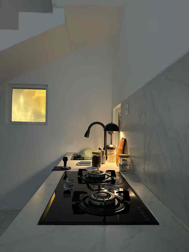 私の夢のキッチンの夜の雰囲気✨
-
このインラインキッチンのストーリーは、テーブルトップの高さ（使用者の身長に合わせて調整）80cmを測定することから始まります。キッチンのシンクも黒であるため、コンロトップも黒を選択しました。このインラインキッチンはよく使用されます夜にコーヒーを飲むこと。私たちはアンカハウスのキッチンにミニマリストコンセプトを適用し、それを私たちの快適さに適応させます。

#MyDreamKitchen #IdeDekorDapur #DapurEstetik #aesthetic #kitchen #minimalist #dapursegaris #minimal #angkahouse