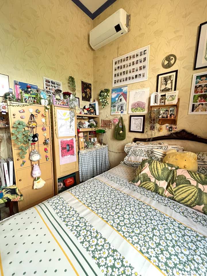 ✨ My Dreamy Ghibli Room ✨

Buat mewujudkan kamar dengan konsep Ghibli, aku biasanya memanfaatkan apa yang ada dulu sambil ber-progress perlahan. Misalnya, punya meja lama tidak mengharuskan ku untuk membeli meja yang lebih estetik. Selama masih berfungsi, aku usahakan untuk memberi kesan hangat dengan barang-barang antik yang sudah kupunya. Pastikan they complement each other, jadi konsep bernuansa Ghibli-nya lebih terasa.

Untuk budgeting, tidak ada batasan nominal. Tapi seringnya aku menggunakan skala prioritas. Memikirkan kira-kira furnitur mana yang harus didahulukan supaya kamar tidurku terasa nyaman dan enak dilihat. Misalnya, menambahkan ambient lights untuk penerangan yang cukup di malam hari sekaligus menambahkan nilai estetika. 

#MyDreamRoom
#IdeDekorKost
#KostEstetik 