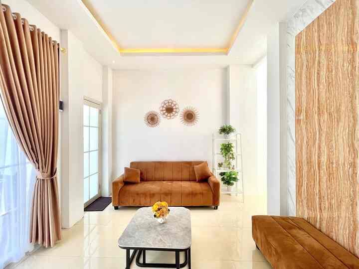 Penataan Dekorasi dengan tema Japandi menjadi inspirasi utama rumah kami, begitu pula dengan living room ini, kami memaksimalkan pencahayaan dari sliding door dan pintu utama yang terbuat dari kaca sehingga banyak cahaya yang masuk, ruangan jadi terang, hemat listrik, dan alur udara menjadi baik sehingga ruangan tidak lembab.  

Tips untuk mendapat look living room seperti ini, gunakan semua barang berwarna putih dan coklat, pakai lampu dengan cahaya warm, beri pajangan dinding rotan serta hiasi dengan tanaman asli atau artifisial
#livingrostyling #dekorasilivingroom #livingroommakeover
