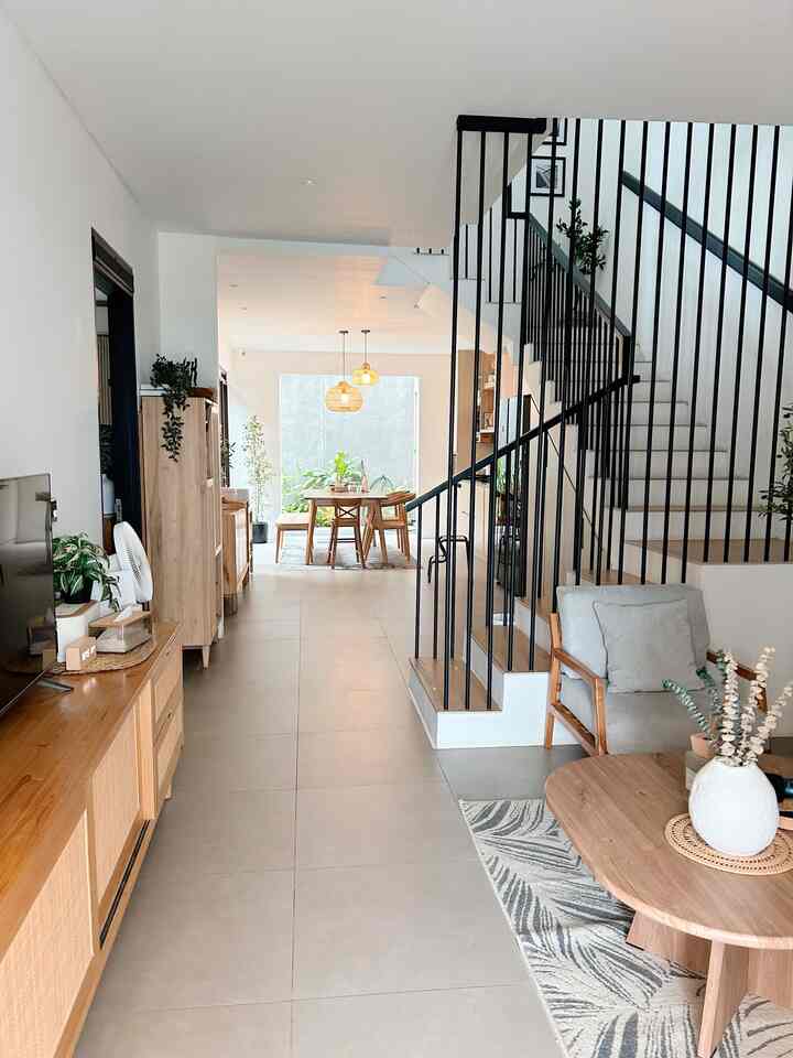 Pemilihan furniture kayu jati, memberi kesan yg warm, dan mood board yg dipilih adalah warna warna warm.

#livingroomstyling #dekorasilivingroom #livingroommakeover #tropismininalis