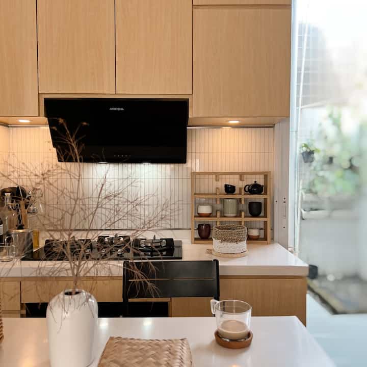 Japandi Kitchen.

Alhamdulillah pelan-pelan kami mewujudkan kitchen set Japandi yang menjadi wishlist kami.

Dengan tambahan cup shelf, kitchen set makin makin sempurna ✨

#MyDreamKitchen 
#IdeDekorDapur
#DapurEstetik
#JapandiKitchen
#Japandi
#JapandiIdeas
#KitchenSetIdeas