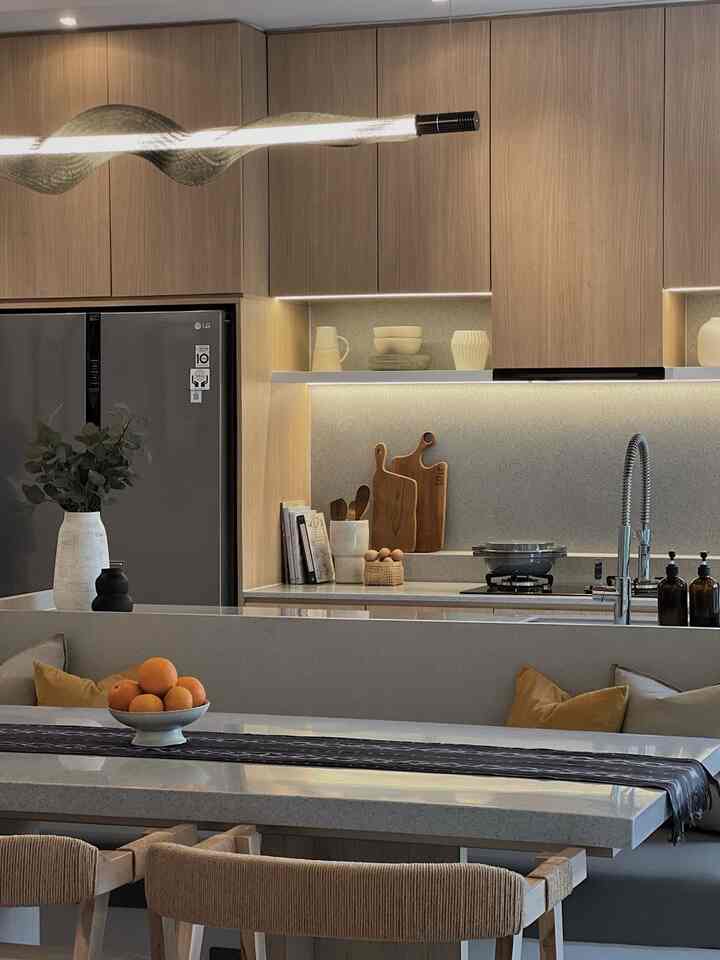 
☀️私の夢のキッチン☀️

このキッチンは家を建てると同時に設計・製作されました。このキッチンのデザインにはインテリアサービスも利用したので、このキッチンに必要な設備を配置する際に慎重に計画を立てて実現することが非常に簡単でした。私は家の中のすべての設備をきちんと整理しつつ、効率的に保つよう努めています。 

私の家のテーマはトロピカルタッチのモダンなミニマリストなので、キッチンのデザインはハンドルのないフルハイトのキャビネットで、オープン棚はあまりありません。オープン棚は左右に2枚だけですが、装飾を華やかにするために配置しました。
_
#マイドリームキッチン
#キッチン装飾アイデア
#キッチン美学
#アットホームコーナー
#キッチンアットホームコーナー
#キッチンニンスポ
#キッチンインスピレーション