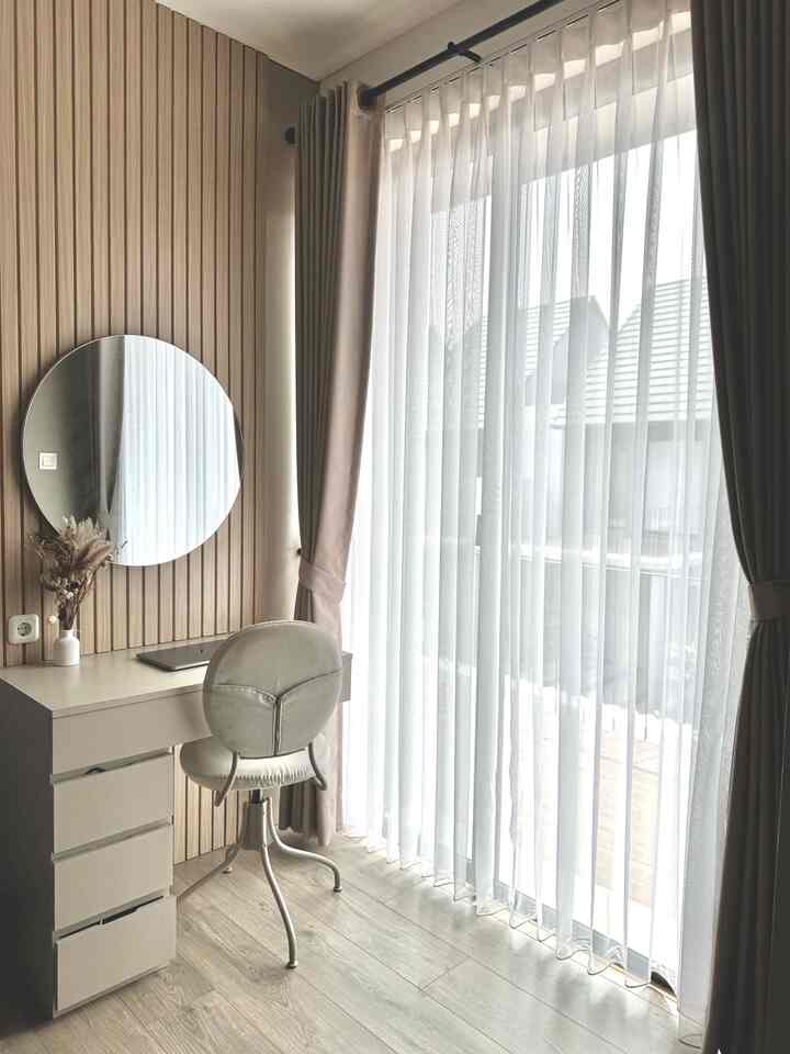 Hallo, kali ini aku mau cerita tentang My Dream Meja Rias

Meja rias ini aku custom dengan design interior, finishing hpl taco. Begitu juga dengan warna dan modelnya. Aku paling suka warna cream, jadi khusus untuk master bedroom ini semuanya nuansa cream. Inspirasi ku bikin meja rias ini dari drama korea hehe
Dibagian belakang kaca aku tambahin kisi kisi untuk looks yang lebih estetik. Ditambah lampu LED agar lebih warm.

Karena aku pake jasa design interior untuk budget biasanya berbeda tergantung dari design dan ukurannya pastinya disesuaikan dengan kondisi keuangan saat ini.

Tips untuk yang lagi bikin meja rias dengan ruangan terbatas. Boleh pilih warna yang netral karena memberikan kesan ruangan lebih lega. Dan Tambahan kabinet pada meja rias adalah kunci untuk penyimpanan agar lebih rapi🥰

Semoga membantu🫶🏻

#MyDreamMejaRias
#IdeDekorMejaRias
#MejaRiasEstetik