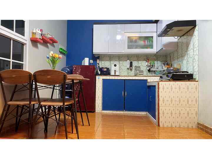 Dapur impian yang tumbuh perlahan, awalnya dapur ini kubuat sewarna warni mungkin untuk kesan ceria, (before dapur slide ke2), tapi makin kesini, aku memilih warna yang netral dan cerah saja ditambah sedikit warna biru gelap agar terlihat lebih cozy.. 

Dapur ini aku gunakan untuk masak sehari2 dengan penambahan meja makan mungil, sangat cukup disimpan di dapur kecil rumah subsidiku..

Karena tertutupnya dapur ini, aku manfaatkan cooker hood, selain menambah kesan estetika, cooker hood juga sangat membantu dalam menghisap asap saat masak memasak.

Penambahan sedikit warna biru dongker ini terinspirasi dari rumah artis gisella anastasya. 

Dengan cara menabung setiap ada rezeki lebih, akhirnya dapur impian ini terwujud.. meskipun masih banyak kurangnya.. tapi aku sangat bersyukur.. mudah2n kedepannya bisa makin kece.. 


----------
#mydreamkitchen
#idedekordapur
#dapurestetik
#inspirasidapur
#dapurmodern 
#dapurumahsubsidi