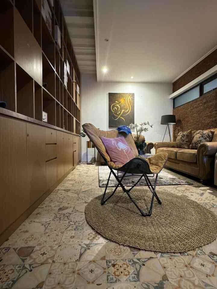 Ruang tamu menjadi ruangan yang pertama kali ditemui setelah buka pintu, olehnya itu kubuat se warm dan sedikit formal hehehe, karena digunakan untuk menyambut tamu jadi ku style senyaman mungkin versiku...ruangannya didesain dengan memperhatikan nilai aesthetic untuk membuat kesan positif bagi tamu yang berkunjung 🫶🫶🫶

#livingroomstyling 
#dekorasilivingroom
#livingroommakeover
#inspirasiruangtamu
#rumahindustrial 
#ruangtamuindustrial