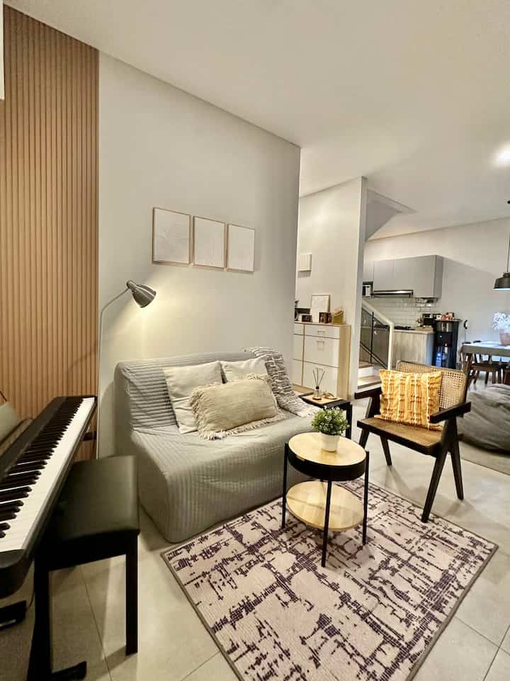 How to styling livingroom versi aku ✨
Karena livingroom dirumah ini tidak terlalu luas, supaya tidak terkesan sempit aku memilih furniture dengan ukuran compact dan menggunakan warna terang pada dinding supaya memberi kesan luas. Gunakan item dekorasi secukupnya supaya tidak terlalu penuh dan memberi kesan sempit.
#livingroomstyling
#dekorasilivingroom
#livingroommakeover
#modernindustrial
#modernlivingroom
#industriallivingroom
#rumahcluster
#72m2
