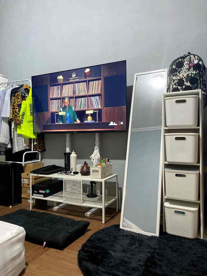 Menata kamar kost tanpa harus merusak atau meninggalkan bekas di dinding ataupun lantai, menjadi ide awal saya. Dimana saya mewujudkannya dengan mencari alternatif barang2 seperti standing TV tanpa harus melubangi tembok & tikar kayu agar lantai tidak meninggalkan bekas lem atau sticker. Tema minimalis dengan nuansa serba putih ini saya wujudkan agar kamar kost saya tidak terlihat gelap & terkesan rapih walaupun banyak barang disekitarnya. Semoga bisa menginspirasi anak-anak kost lain. Enjoy 🤍
#MyDreamRoom #IdeDekorKost #KostEstetik