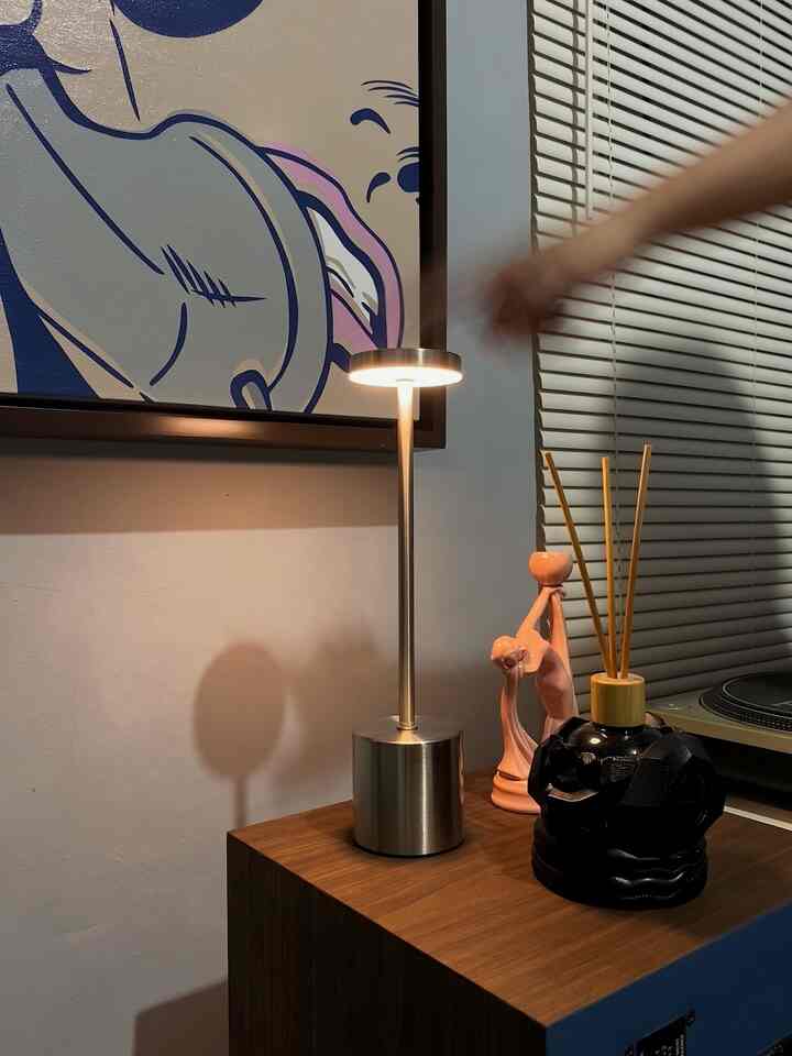 Pemilihan lampu & warna lampu akan mempengaruhi mood secara tidak sadar, sebagai contoh foto dislide 1-3 yang saya upload menunjukan lampu yang sama namun memberikan kesan yang berbeda disetiap fotonya dikarenakan warna lampunya yang berbeda. 
Kesan warm / hangat diruangan ingin saya wujudkan untuk memperbaiki mood baik saya setelah pulang bekerja. 
Semoga dapat menginspirasi kalian yang sedang hunting lampu unik untuk ruangan kalian. Enjoy 🤍 
#KostStyling #DekorasiKost #KostMakeOver #lampumeja 