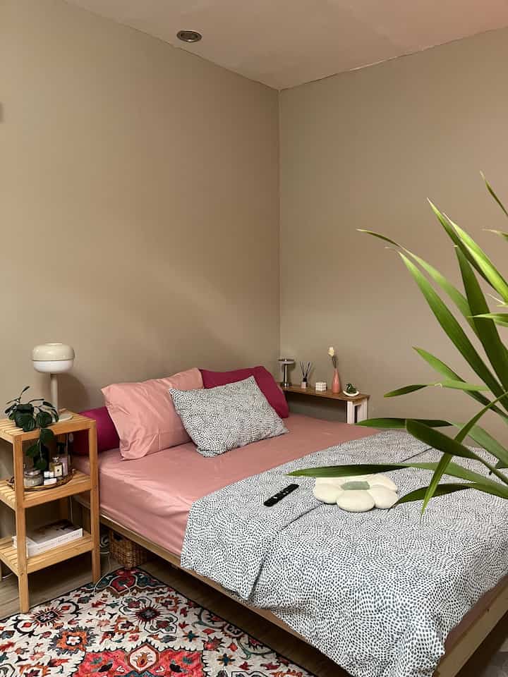 Tempat yang terasa seperti pelukan erat: Di mana waktu berhenti sejenak, di mana kebisingan dunia luar terhalang dan di mana Anda bisa menghembuskan napas setelah seharian penuh ketegangan. 
#mydreamroom #idekamar #idekamartidur #kamarestetik #ideroomdecor #kamartidurestetik #kamartidur #homestagram #homesweethome