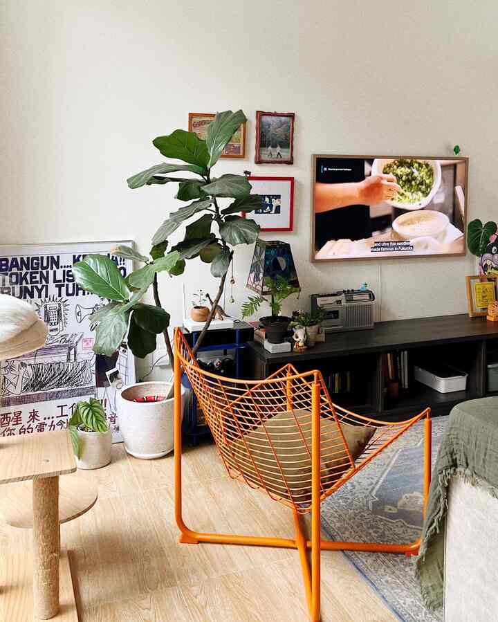 Paling bingung kalau ditanya gaya ruangan ini namanya apa. A bit of mid-century, with a touch of scandinavian? Well, basically just an eclectic mish mash of everything we like 😉
Karena in the end, yang bikin rumah jadi nyaman adalah sesuatu yang kita suka, setuju? #modernmidcentury #homedecorinspo #homestyles