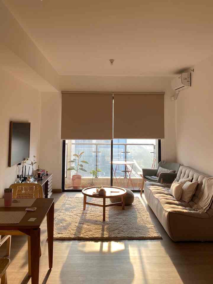 Selamat datang di proyek favorit saya—perombakan ruang tamu saya! 🌿 Mulai dari memilih setiap perabot hingga memilih dekorasi yang tepat, saya mendapatkan inspirasi dari banyak sumber (dari scrolling2 di app OHouse juga pastinya xixixixixixi), menciptakan perpaduan nyaman antara gaya scandi dan modern abad pertengahan. Warna-warna hangat, elemen kayu, dan sentuhan linen membuat ruangan terlihat menarik, sementara buku dan patung menambah semburat warna. Penghenti pertunjukan sebenarnya? Samsung The Frame TV yang berubah menjadi karya seni menakjubkan saat dimatikan, menjaga suasana tetap chic. Sooo, apa gaya andalan Anda untuk membuat ruangan terasa seperti rumah sendiri? #livingroomstyling #dekorasilivingroom #livingroommakeover

#smallapartment #smallapartmentdecor #cozyapartment #cozyhome #livingalonediaries #apartmentliving #apartmentdecor