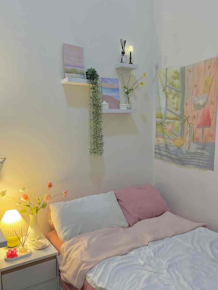 Kata yang pertama kali terlintas kalo ditanya kamar impian nya pengen kaya gimana sih, jawaban yang kepikiran cuma kata “cozy”. Pokoknya kamar tidur harus dibikin nyaman karena memang fungsi utama nya ya buat istirahat. 

Saat ini aku masih berproses membuat kamar impian itu. Salah satu hal yang aku terapin supaya bisa dapet “cozy vibe” di kamar yaitu  pakai lampu warm tone. Suasana kamar otomatis berubah kalo lampu tidur udah di nyalain, rasanya pengen cepet - cepet istirahat 💤

#MyDreamRoom #IdeDekorKost #KostEstetik #BedroomInspo 