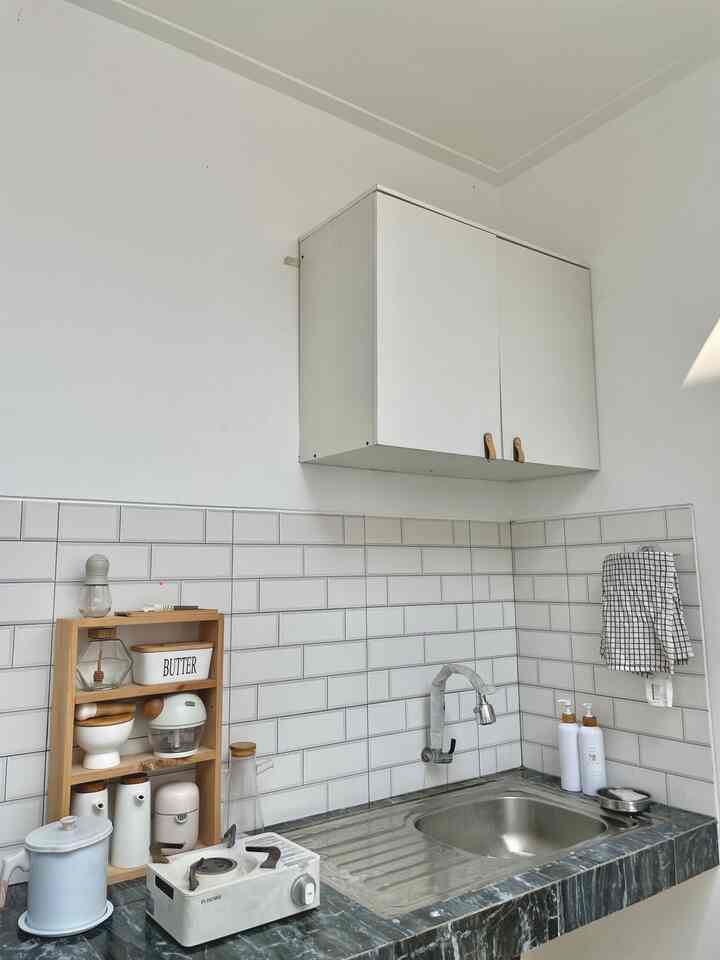 Hai! Dapurku kebetulan masih kosong banget, karena kebetulan baru pindahan dan dalam proses membuat dapur impian😍 Untung perintilan dapur lama masih ada dan bisa diangkut, akhirnya bisa mempercantik tipis tampilan dapurnya🥰 Gaperlu keluar banyak lagi untuk beli perintilan #tips tuh guys☺️

#mydreamkitchen #idedekordapur #dapuresterik

