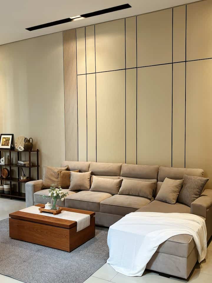 Yg ingin aku ciptakan dari livingroom dirumah adalah kesan hangat dan inviting, untuk itu warna2 yang dipilih adalah warna hangat kayu dan sofa berukuran besar yang bisa muat untuk 1 keluarga, furniture di beli dari online shop di ecommerce, untuk mempercantik ruangan, item dekorasi seperti vas bunga diletkan pada coffee table dan karpet sebagai pelengkap #LivingRoomStyling #DekorasiLivingRoom #LivingRoomMakeover #Rumahminimalis #Modernhome #Depok #DesainRumah