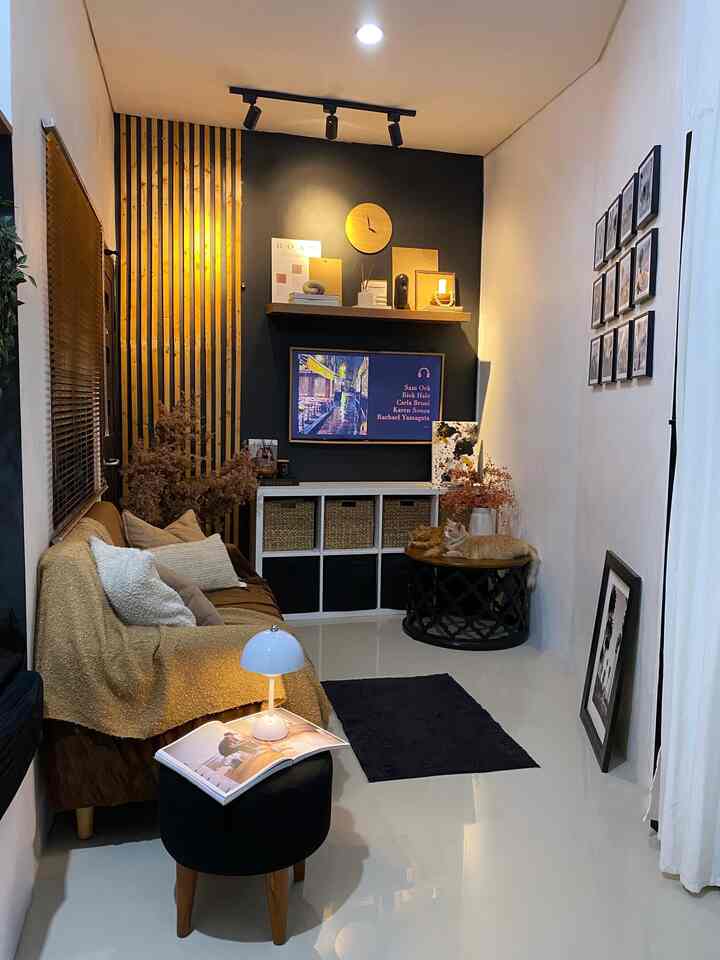 ➖Living Room Ambience 

Living room mungil yang sering banget tayang, karena ruang favoritnya disini.

Ambience ruang tv / ruang keluarga dengan lighting warm dan dekorasi yang menambah kesan cozy. Seperti Throw blanket dan beberapa cushions.

Karena ruangannya sangat kecil, furniture yang digunakan hanya sofa 2 seater, round coffee table, dan juga rak storage agar lebih rapi. 

Semoga menginspirasi 🖤

#livingroomstyling #dekorasilivingroom #livingroommakeover #livingroomstyle #livingroom #dekorasiruangtamu #dekorasiruangtv #dekorasiruangkeluarga #ruangtvmungil #inspirasiruangkeluarga 