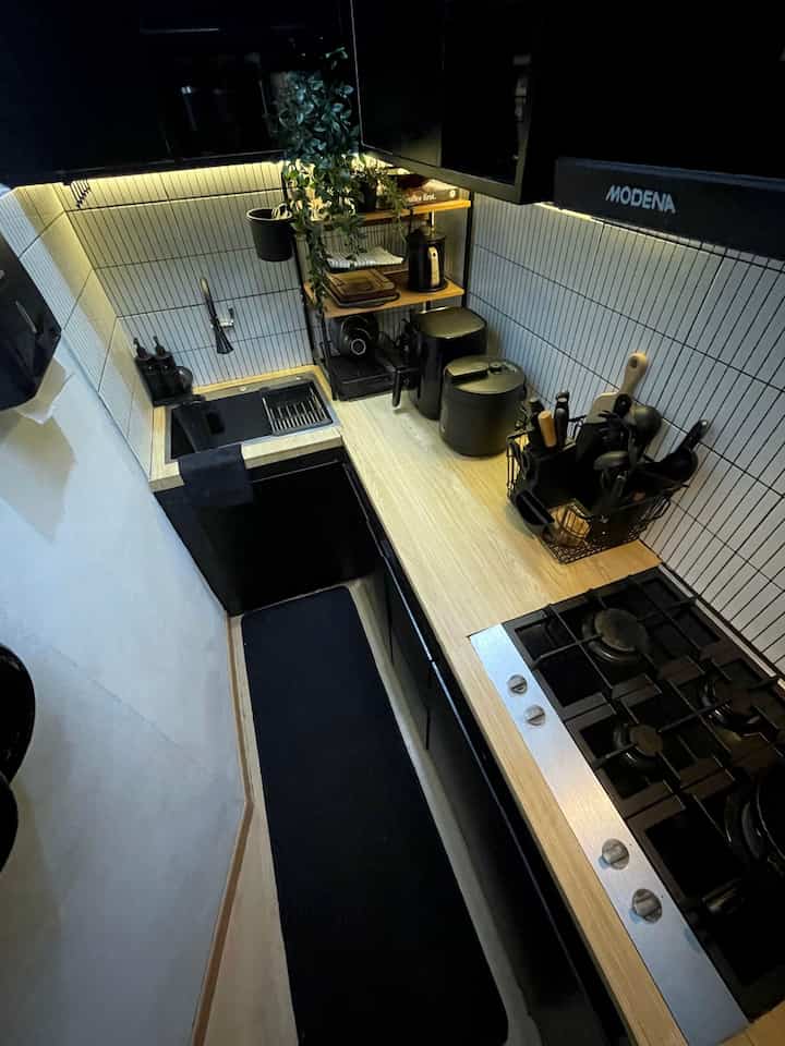 ➖ My Dream Kitchen 

Ketemu lagi sama dapur gang senggol ini.
Akhirnya aku bisa mewujudkan dapur impian aku.

Dari dulu memang suka banget sama warna hitam, jadi saat beli rumah langsung di aplikasikan dengan tema awal monochrome. 

Saat awal menempati rumah, kami merenovasi kecil bagian backsplash dapur, top table dapur dan lantai dapur dengan granit warna hitam.

Alhamdulillah setelah hampir 9 tahun menempati rumah ini, sekarang kami sudah menambahkan kitchen set warna hitam, mengganti backsplash dapur dengan warna dominan putih agar lebih terang juga mengganti sink bawaan developer. 

Semoga menginspirasi 🖤🤍🤎

#MyDreamKitchen #IdeDekorDapur #DapurEstetik #Dekorasidapur #dapurmungil #dapurminimalis #dapurkecil #boldkitchen #kitchenstyle #kitchendecoration 