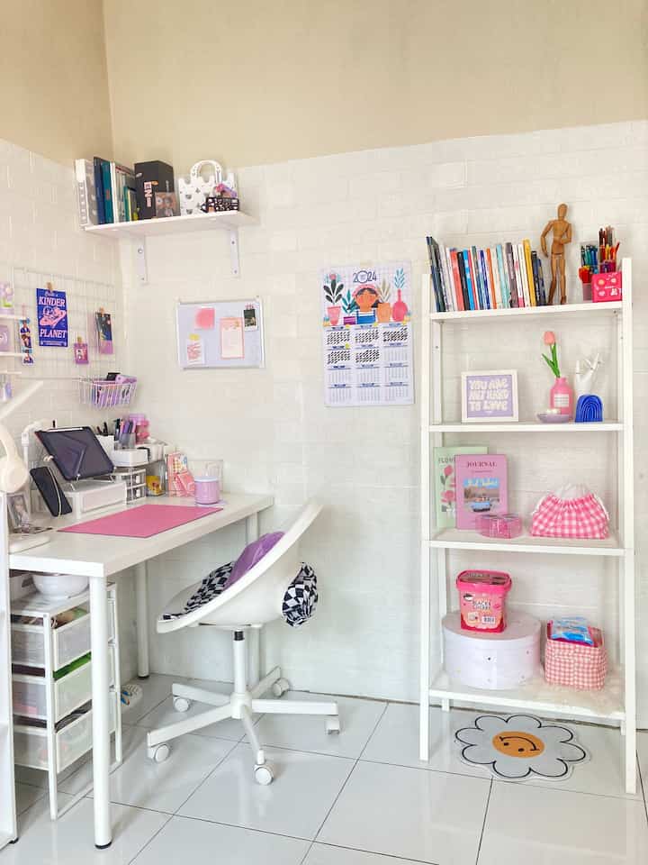 hallo ! 
aku mau sharing  update terbaru work space aku , jadi ini memang dari awal konsepnya pengen serba warna putih, supaya ketika ditambah dengan perintilan warna pastel terlihat lebih cantik tapi tidak sumpek.

karna belum bisa cat tembok warna putih jadi aku pake wallpaper sticker gitu dulu hehe

pokoknya kalo tips aku sih kalo size kamar terbatas dengan pake barang2 warna putih akan terlihat lebih luas.

sekian, terimakasiih ♡´･ᴗ･`♡

#koststyling
#dekorasikost
#kostmakeover