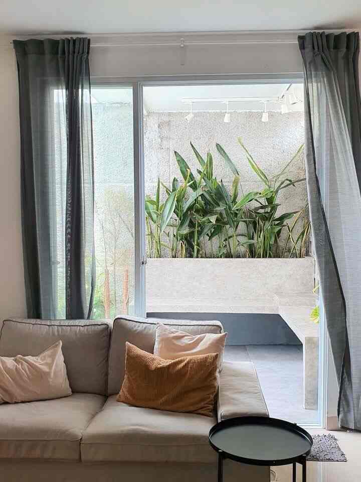 Living Room.

Living room kami terkoneksikan dengan patio di taman samping rumah kami. Kami ciptakan agar sirkulasi udara dirumah kami baik. Lalu, untuk design dan warna kami maksimalkan di warna abu, hitam, cream dan putih sesuai dengan tema rumah kami.

#livingroomstyling
#dekorasilivingroom
#livingroommakeover
#livingroomjapandi
#rumahdeveloper
#dekorasilowbudget
#livingroomideas