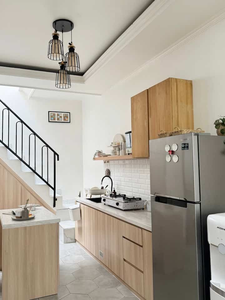 Untuk mewujudkan dapur sesuai keinginan kita dan tentunya awet, kita harus memilih material yang bagus. Material yang digunakan dalam kitchen set ini adalah multiplek dengan dilapisi hpl motif kayu dari taco.

Karena budget terbatas tapi ingin kualitas yang bagus, untuk top table kita memilih top tough dari aica dengan tekstur glossy berwarna putih dan motif carara.
Top tough ini sudah anti gores dan anti panas juga. Selama pemakaian 2 tahun ini masih aman.

Kalau kalian untuk mewujudkan dapur impian memilih material apa? Yuk share juga!


#MyDreamKitchen
#IdeDekorDapur
#DapurEstetik
#DapurMinimalis
#DapurSegaris
#InspirasiDapurMinimalis

