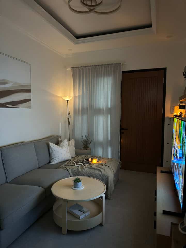 Living Room Night Vibes ✨
Suasana living room dirumah kami saat malam hari, hanya menggunakan lampu warm white agar suasana homey dan hangat.
Di malam hari kita sering kumpul disini sambil nonton tv atau membaca majalah.


#livingroomstyling
#dekorasilivingroom
#livingroommakeover
#livingroomminimalist 
#livingroomvibesnight

