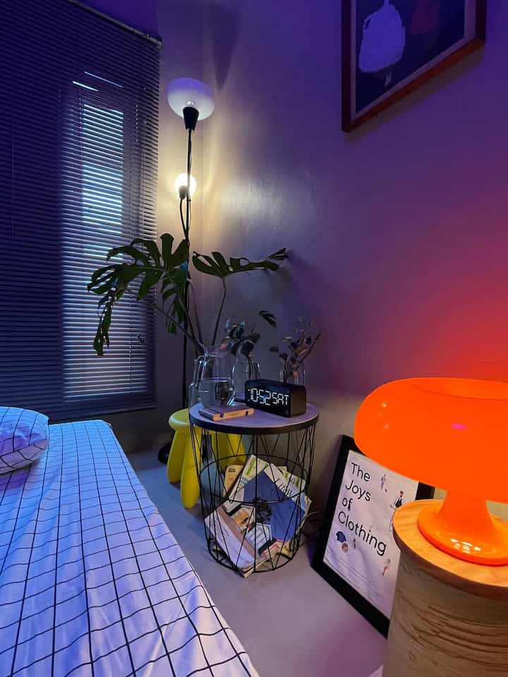 Ambient light dari smart LED memang selalu bisa merubah berbagai macam mood dan suasana. Ditambah ambient light dari lampu tagarp dan mushroom lamp yang dapat menciptakan suasana lingkungan dengan aktivitas atau perasaan yang kita inginkan ✨😊

#koststyling
#dekorasikost
#kostmakeover
#ambientlight