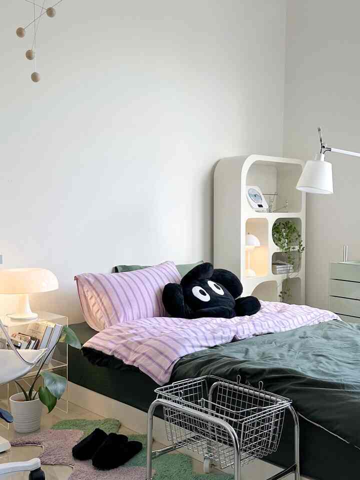 How I Style My Green Room ☁️

Caraku styling kamarku dirumah supaya tetap estetik dan fresh aku memadu padankan bedding warna hijau dengan warna merah muda motif stripe.

Untuk menambah suasana cozy aku menyalakan mood lamp sebagai penerang sekaligus dekorasi Estetik yang unik.

#KostStyling
#DekorasiKost
#KostMakeover 