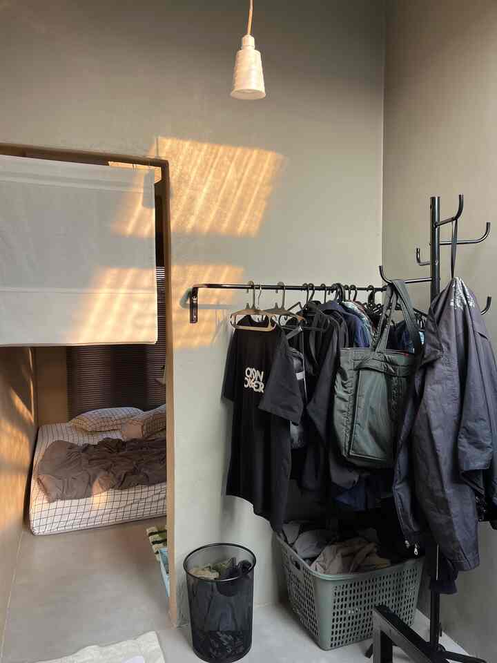 Karena tempat yang sangat terbatas, memanfaatkan area dinding yang kosong adalah salah satu cara untuk menyimpan pakaian dengan cara yang praktis dan terorganisir untuk ruangan ini. Selain fungsinya gantungan dinding ini menambah kesan dekoratif 👌✨

#MyDreamRoom
#IdeDekorKost
#KostEatetik
#makeoverroom
