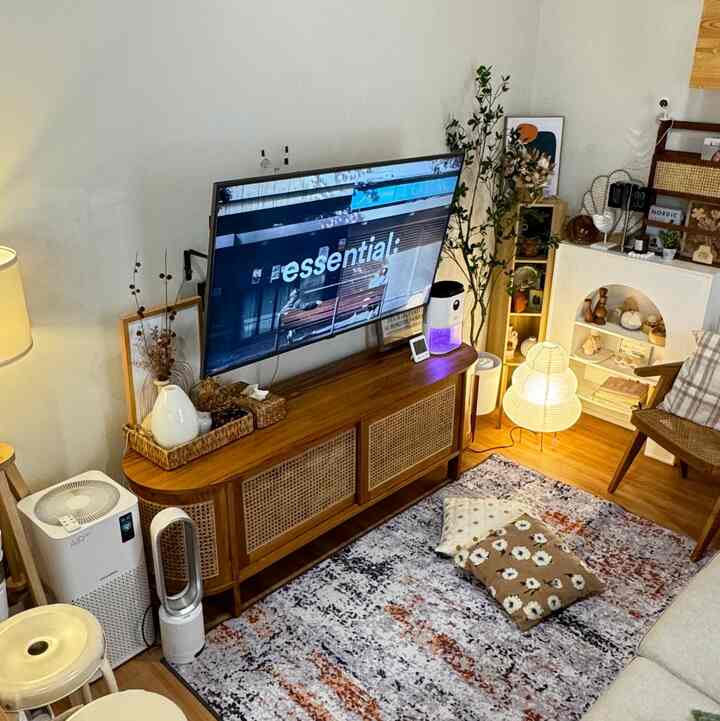 Living room yang aku idamkan adalah yang nyaman dan adem. Jadi pemakaian sofa kivik yg empuk, keset yang cakep dan tv yg besar jadi inti utama. Tentunya dilengkapi dengan ac yg sejuk, lampu yg temaram dan printilan yg gemes2 bikin makin hidup.

#livingroomstyling #dekorasilivingroom #livingroommakeover #kylehome #dekor #homedecor #ruangnonton #japandi
