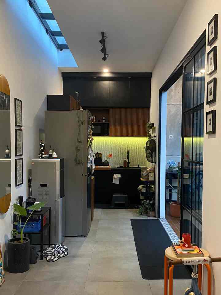 Kecil-kecil tapi sangat fungsional, yup itu lah deskripsi dapur kami. Ini dapur satu-satunya di rumah kami, gak ada yang kotor & bersih, semua numplek blek jadi satu di sini. Karena itu, kami sangat memikirkan fungsi dan juga estetika dari dapur ini. Biar dari sisi fungsi dapet, tapi tetep enak dipandang. Gimana menurut kalian? #MyDreamKitchen #IdeDekorDapur #DapurEstetik #RumaBatari