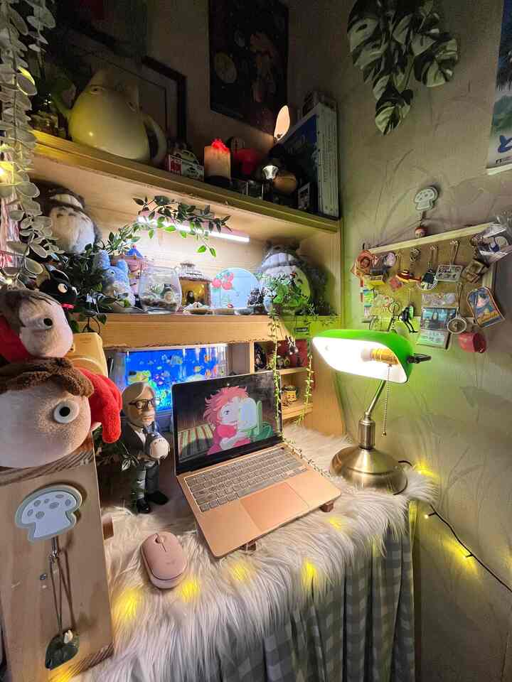 ✨Ghibli-Inspired Desk Setup✨

Buat aku pribadi, menciptakan suasana damai nan dreamy pada desk setup jadi suatu kewajiban. Apalagi aku paling suka rewatching film-film heartwarming termasuk film produksi Studio Ghibli di malam hari. 

Rasanya terlalu lama postpone dengan alasan ini-itu, akhirnya aku memutuskan untuk makeover mejaku sejak SD. Kalau dilihat secara detail, pasti banyak "luka gores" di area meja, karena itulah aku biasakan menerapkan tips ini: perbanyak dekorasi bertema ghibli. Mulai dari penggunaan artificial plants (buat menutupi cacat pada meja belajar), ambient lights (agar penerangan pada meja terlihat semakin cantik), sampai trinkets atau plushie kecil karakter-karakter ghibli. 

Untuk furnitur bertema ghibli, biasanya aku beli langsung di official store ghibli "Donguri Sora" lewat layanan jasa titip atau titip teman yang baru saja travelling ke Jepang. 

#koststyling
#dekorasikost
#kostmakeover 
