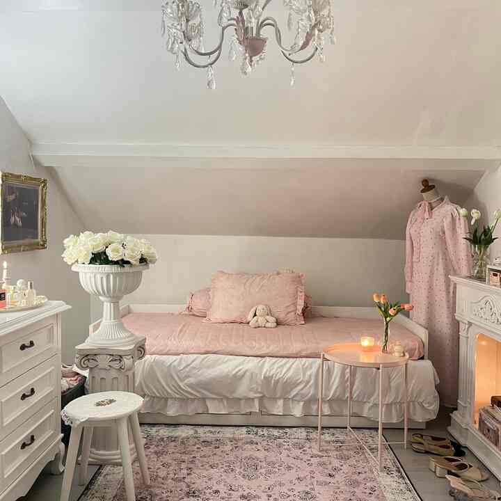 My room at night✨
sangat suka sekali vibes my room at night karena lebih warm pencayahaan nya dan suasananya lebih tenang🕯️

#european #kostdecorinspo
#koststyles #aestheticroom