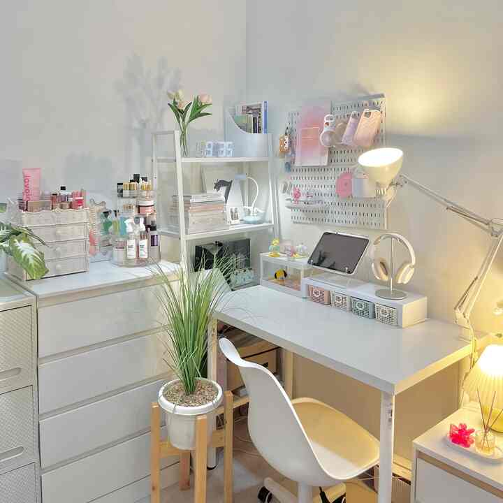 Mood yang pengen aku achieve dari kamar ini adalah clean, rapi, tapi ngga bikin bosen. Maka dari itu aku pakai furniture yang di dominasi warna putih agar kesan clean nya dapet tapi tetep ditambahin aksen hijau dari tanaman dan warna soft pastel dari dekorasi figure yang gemes - gemes biar tetep seger dan nggak monoton 🤍 

#koststyling #dekorasikost #kostmakeover #roommakeover #roomstyling #dekorasikamar 