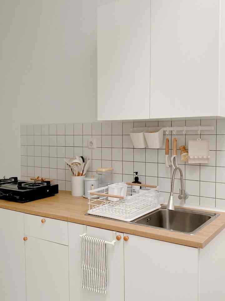 韓国風をテーマにした「夢のキッチン」づくり。キッチンの長さはわずか2mで、スペースを最大限に活用できます。

キッチンの素材はパーティクルボードを使用しております。このキッチンは一般的にIKEAのノックスフルトとして知られています。もちろん、韓国風の外観をテーマにした 10x10 の正方形のボックス バックスプラッシュの目標は達成されました。

白と木の色の選択は、キッチンセットと使用する機器の選択の主な組み合わせです。皆さんのインスピレーションになれば幸いです😍

#mydreamkitchen #idedekordapur #dapurestetik #kitchenset #knoxhult #ikea #ikeakitchen #kitchenminimalist