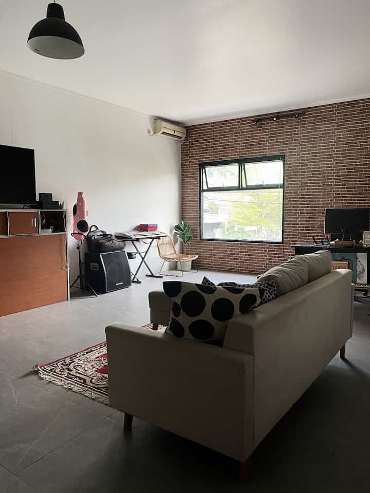 Living room rumahkanawa yang konsepnya open plan, digabung jadi satu sama meja kerja dan juga area main bocil. Area living room ini dipercantik dengan lampu SKURUP dari Ikea.

#LivingroomStyling #DekorasiLivingroom #LivingroomMakeover #scandiindustrial