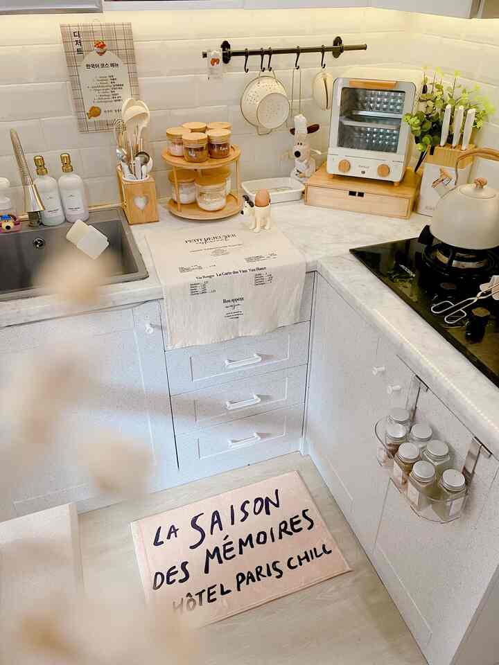 My Dream kitchen biarpun minimalis aku membuat dengan warna cerah dengan sentuhan wood dan white membuat ruangan ini menjadi lebih lega dan tetap aesthetic ,
Biasanya aku suka melihat dapur" ala korea di instagram menjadi inspirasiku jg #MyDreamKitchen #IdeDekorDapur #DapurEstetik #dapurmungil #littlekitchen #homedecor 