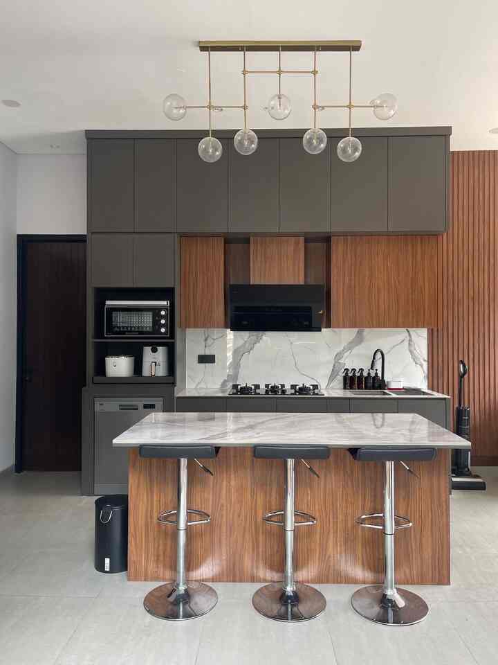 Memiliki dapur estetik dengan island adalah impian kami yang menjadi nyata. Tapi terkadang estetika berbanding terbalik dengan fungsi, oleh karena itu kami benar-benar memikirkan bagaimana dapur rumah kami tetap fungsional dengan tampilan yang menawan. 
Kami memutuskan untuk menggunakan warna yang tidak terlalu beraneka ragam agar terlihat minimalis. 

#mydreamkitchen #idedekordapur #dapurestetik #tentramdihuni #dapurminimalis #idedapur #kitchen #kitchenisland #dreamkicthen