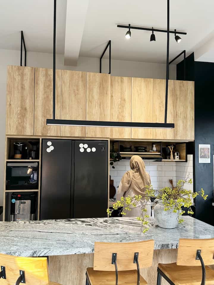 Berawal dari rumah ingin design industrial tropical atau industrial minimalis maka dipilih materialnya kayu pucat, hitam dan abu 

Dengan island table besar untuk berkumpul makan sambil bercengkrama

Kitchen hanya satu dengan flow yang simple 

#bumitimi #mydreamkitchen #idedekordapur #dapurestetik #kitchenisland #dapuridaman #industrialkitchen #blackkitchen