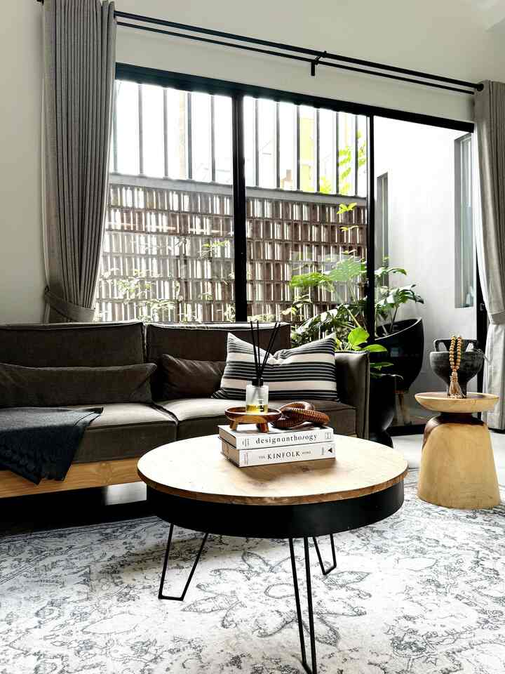 Livingroom ini designnya wood black grey agar menciptakan ambience lebih warm saja

Dengan banyak dekorasi juga dari wood

Temanya warm industrial, semoga menginspirasi yaa

#bumitimi #livingroomstyling #idedekorasilivingroom #livingroommakeover #ruangkeluarga #designindustrial 