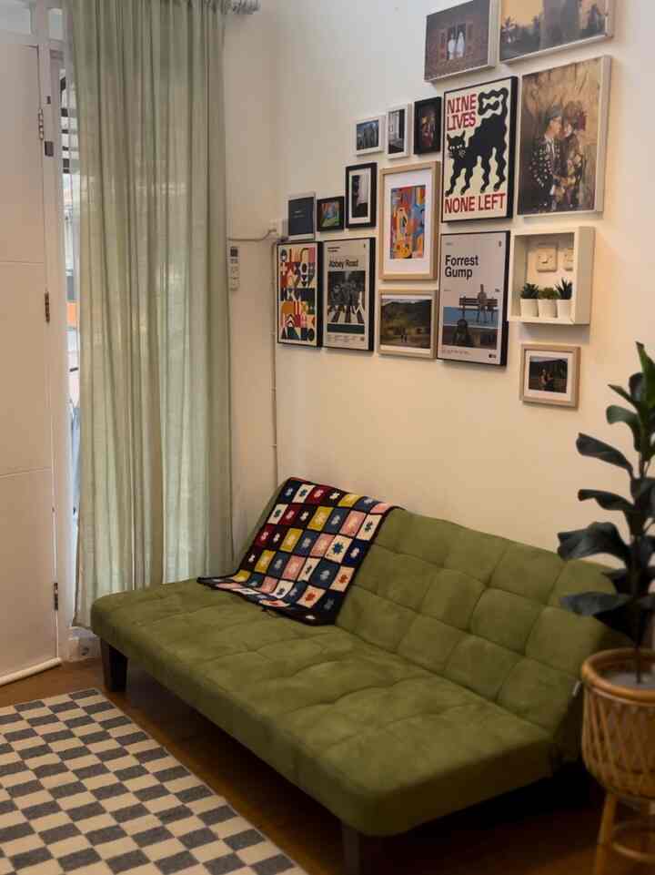 Beginilah tampilan terbaru dari living room mungil kami, jauh lebih bewarna dari sebelumnya dengan banyaknya walldecor disekitar dinding atas sofabed. 

Memilih sofabed karena multifungsi dan nyaman. Untuk karpet checker dan throwblanket crochet nya merupakan hasil thrifting online. 
 
Area living room masih dalam proses penyempurnaan, ada beberapa hal yang akan kami tambahkan dan ganti, seperti pintu menjadi sliding door dan juga meja kecil di depan sofa. Nabung dulu 😅

#LivingRoomStyling
#DekorasiLivingRoom
#LivingRoomMakeOver
#TinyLivingRoom
#RuangTamuMungil
#DekorasiRumahCluster