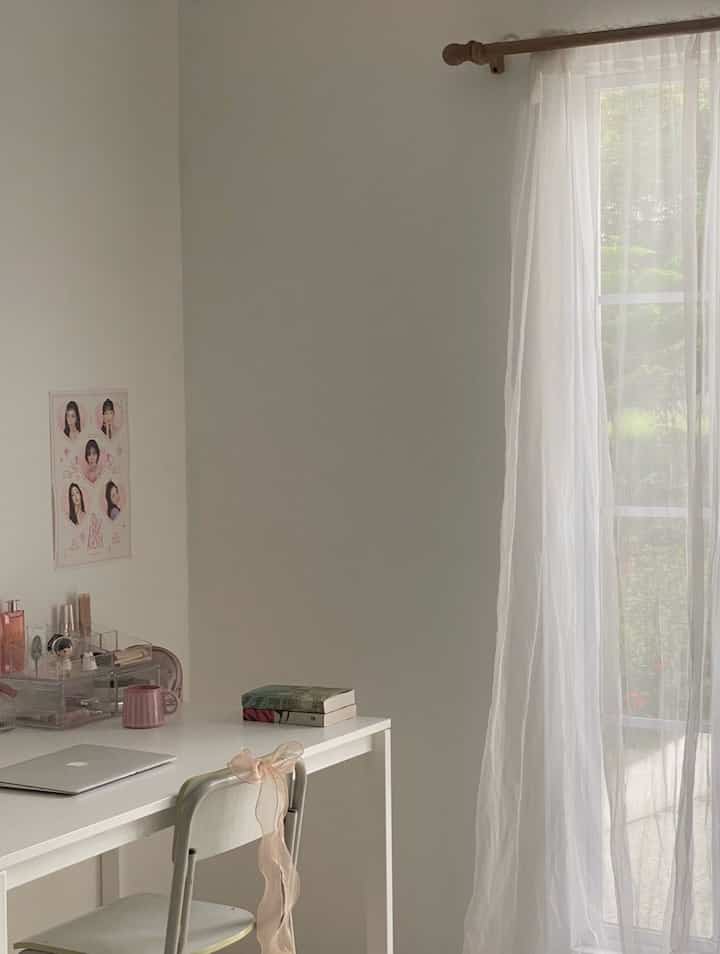 kamar impian aku tertuang dalam bentuk barang-barang yang dulu hanya bisa ku wish-list kan, minimalist bukan berarti ruangan dengan minim barang namun bagaimana aku bisa mengkurasikan setiap hal yang bisa membuat aku senang sehingga kamar impian ini bisa terwujud  #mydreambedroom #idedekorkamar #kamarestetik 